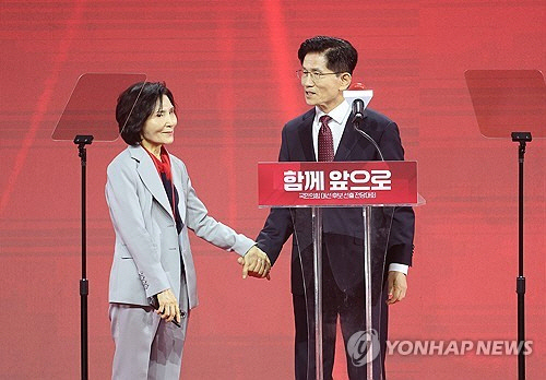 국민의힘 대선 후보로 선출된 김문수 후보가 지난 5월 3일 경기 고양시 킨텍스에서 열린 국민의힘 전당대회에서 아내 설난영 씨를 소개하고 있다. [고양=연합뉴스]